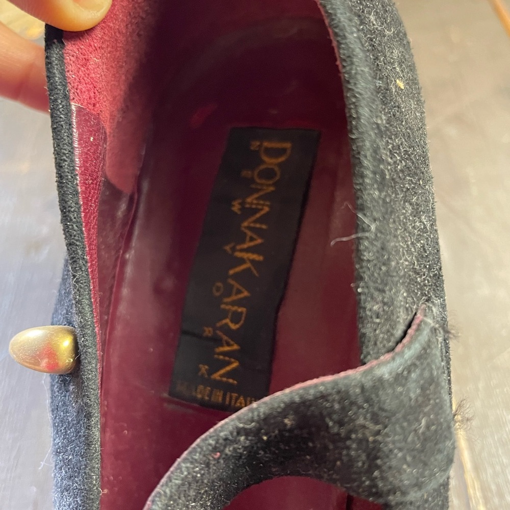 Vintage Donna Karan heels 
Black suede with a brass closure - Picture 3 of 4